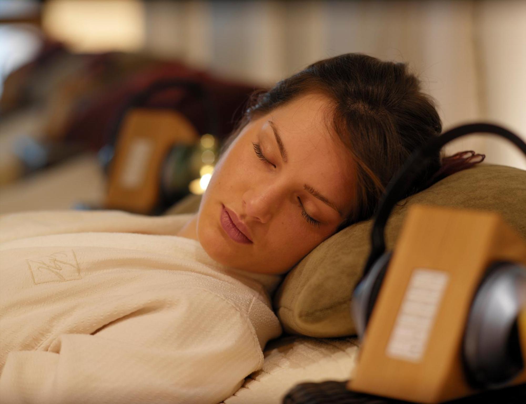 Aghadoe Heights Hotel & Spa Кілларні Екстер'єр фото A woman sleeping