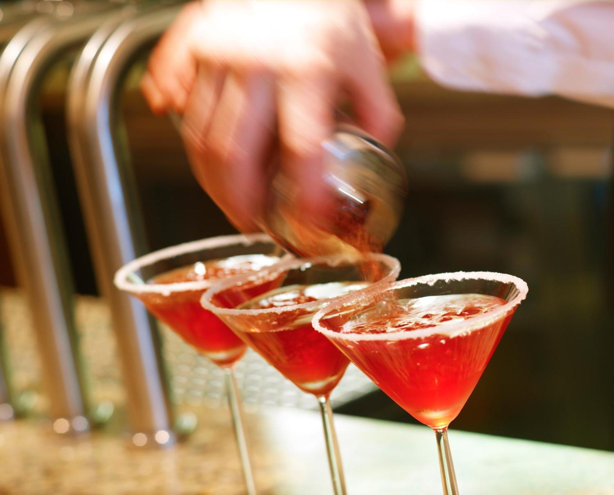 Aghadoe Heights Hotel & Spa Кілларні Екстер'єр фото A bartender seasoning a cocktail rim with a lemon wheel