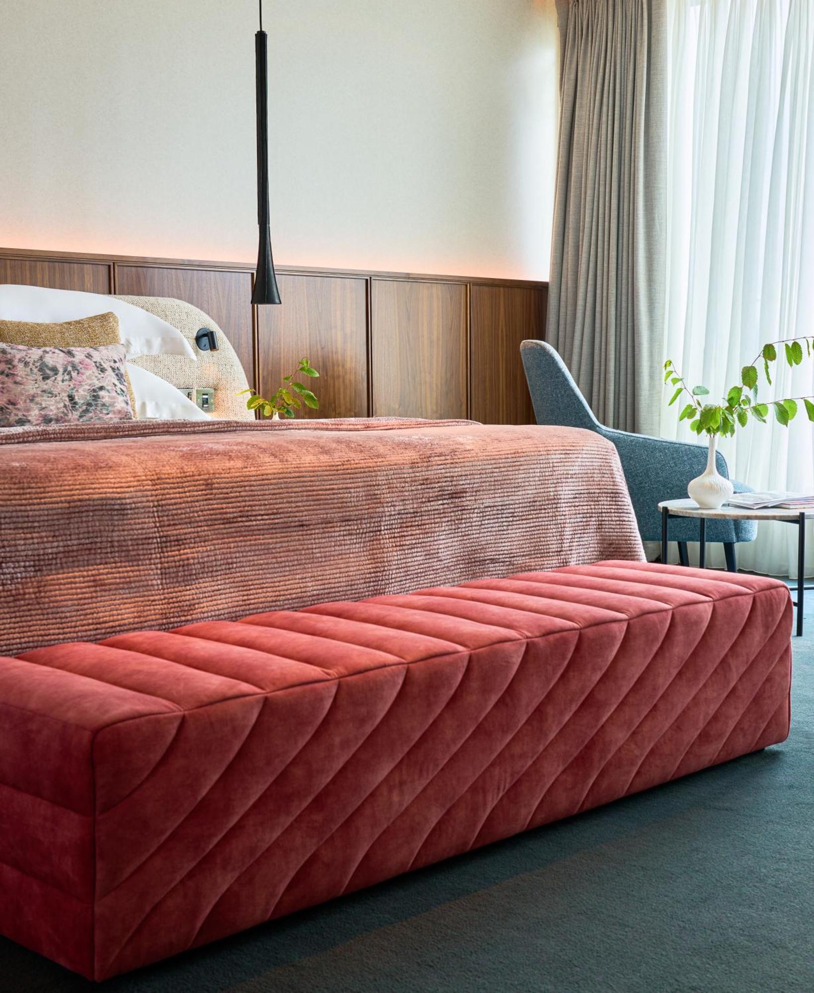 Aghadoe Heights Hotel & Spa Кілларні Екстер'єр фото A bench in a bedroom